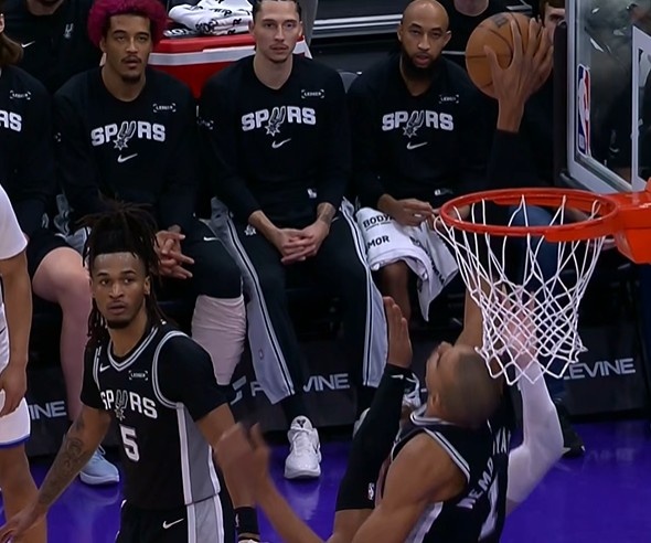 太逆天了也！菲利波夫斯基强硬抛投 文班亚马补防长舒猿臂抓帽