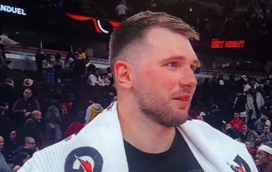 移动端游戏-东契奇：原本以为海斯这次扣篮会失手，那真是个精彩的扣篮