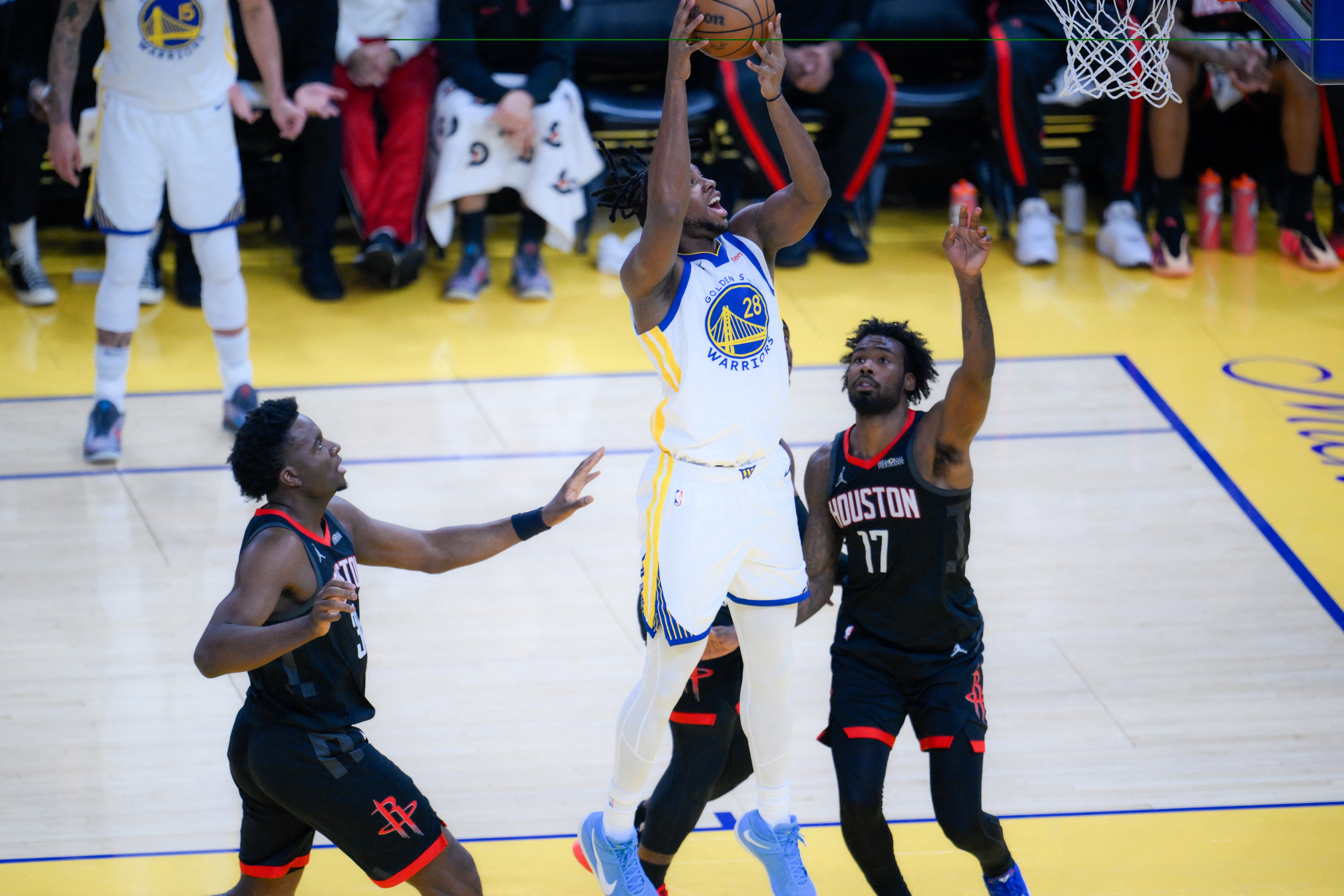 库里：你能看出贝西的比赛感觉很好&amp;他充满侵略性 14分12板很关键