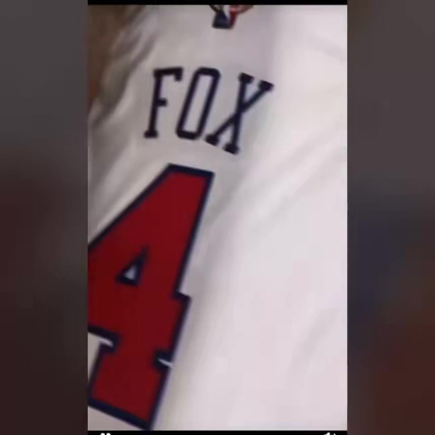 移动端游戏-😂夺笋啊！球迷DIY了一套尼克斯版本福克斯4号球衣